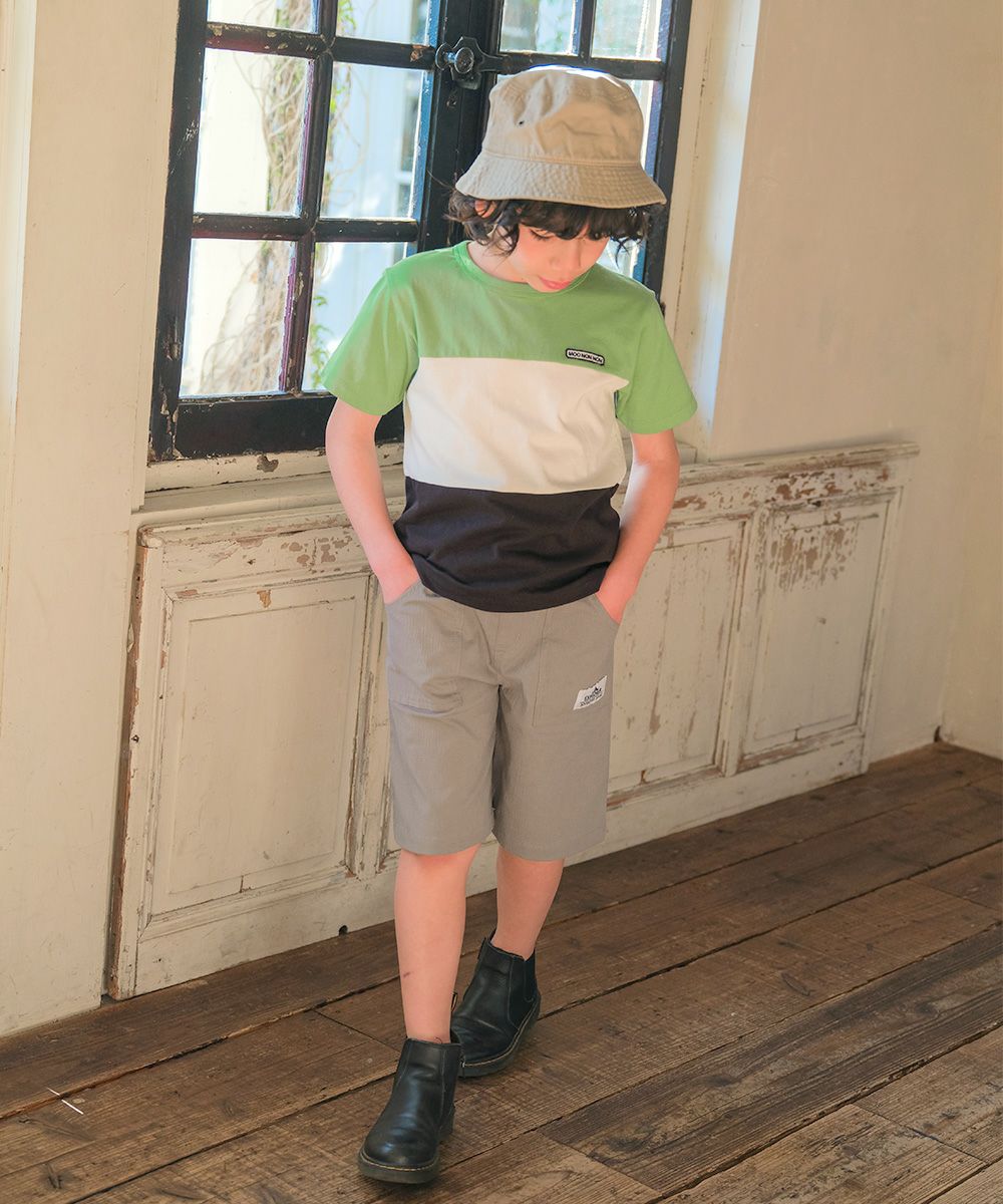 ベビー服 男の子 ロゴ刺繍ワッペンつき 切り替えTシャツ グリーン(08) モデル画像全身