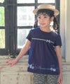ベビー服 女の子 綿100％ チェリー リボン ロゴ刺繍 チュニックTシャツ ネイビー(06) モデル画像アップ