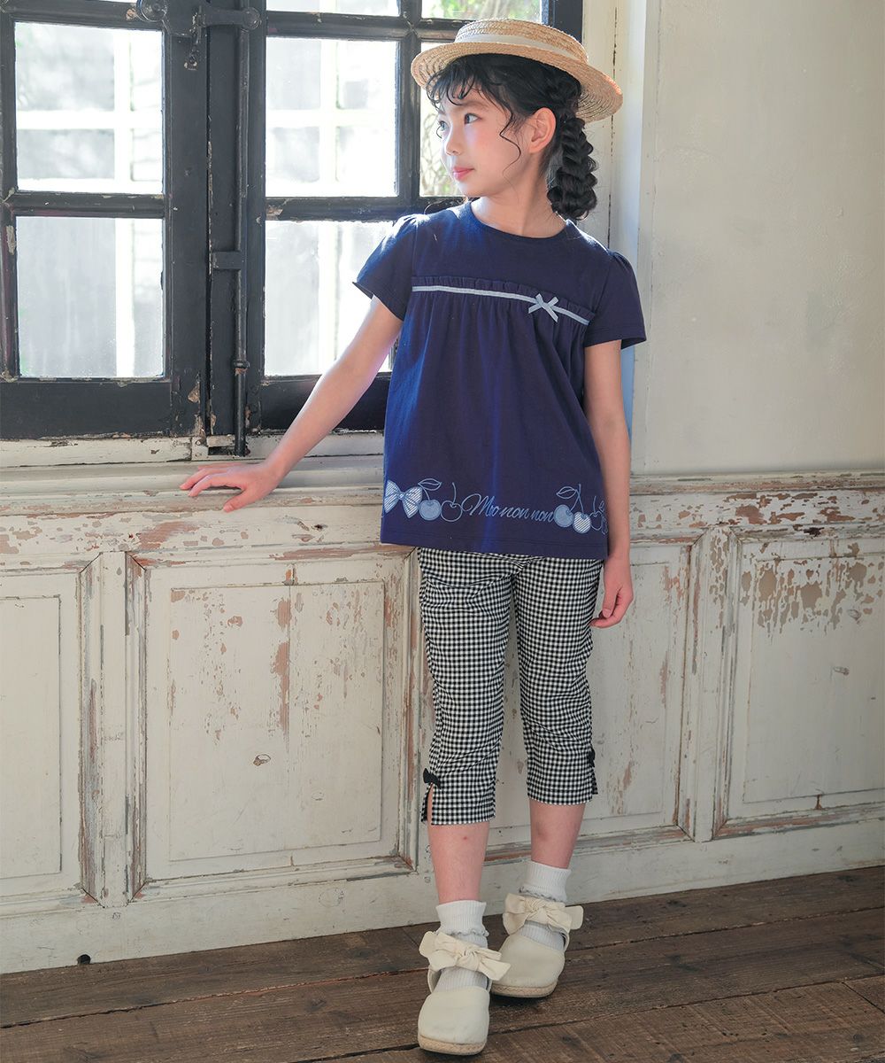 ベビー服 女の子 綿100％ チェリー リボン ロゴ刺繍 チュニックTシャツ ネイビー(06) モデル画像全身