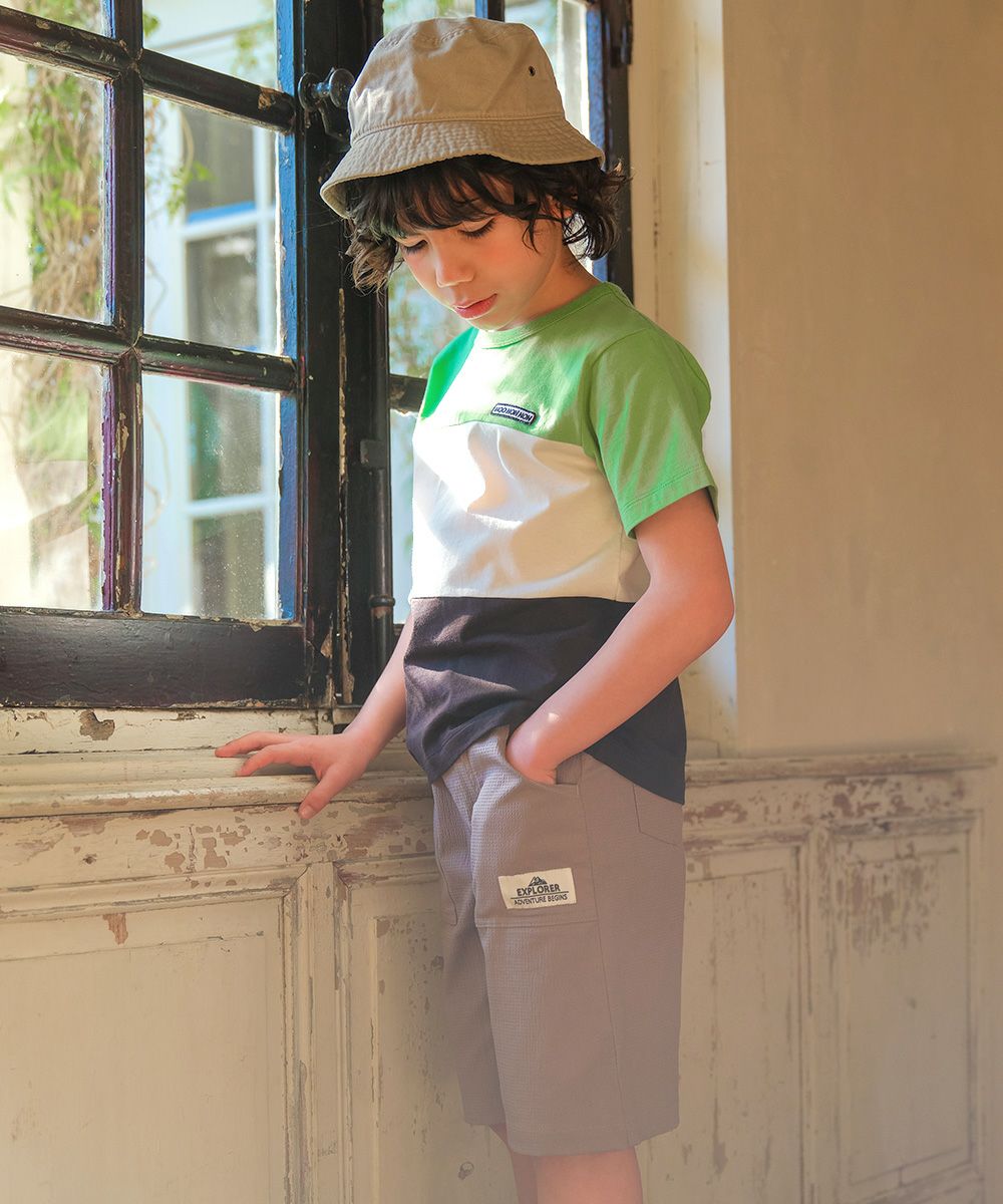 子供服 男の子 ストレッチサッカー ロゴワッペン ハーフパンツ グレー(09) モデル画像全身