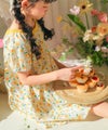 ベビー服 女の子 子ども服 こども キッズ 花柄 スクエアネック Aライン ギャザーワンピース イエロー(04) モデル画像3