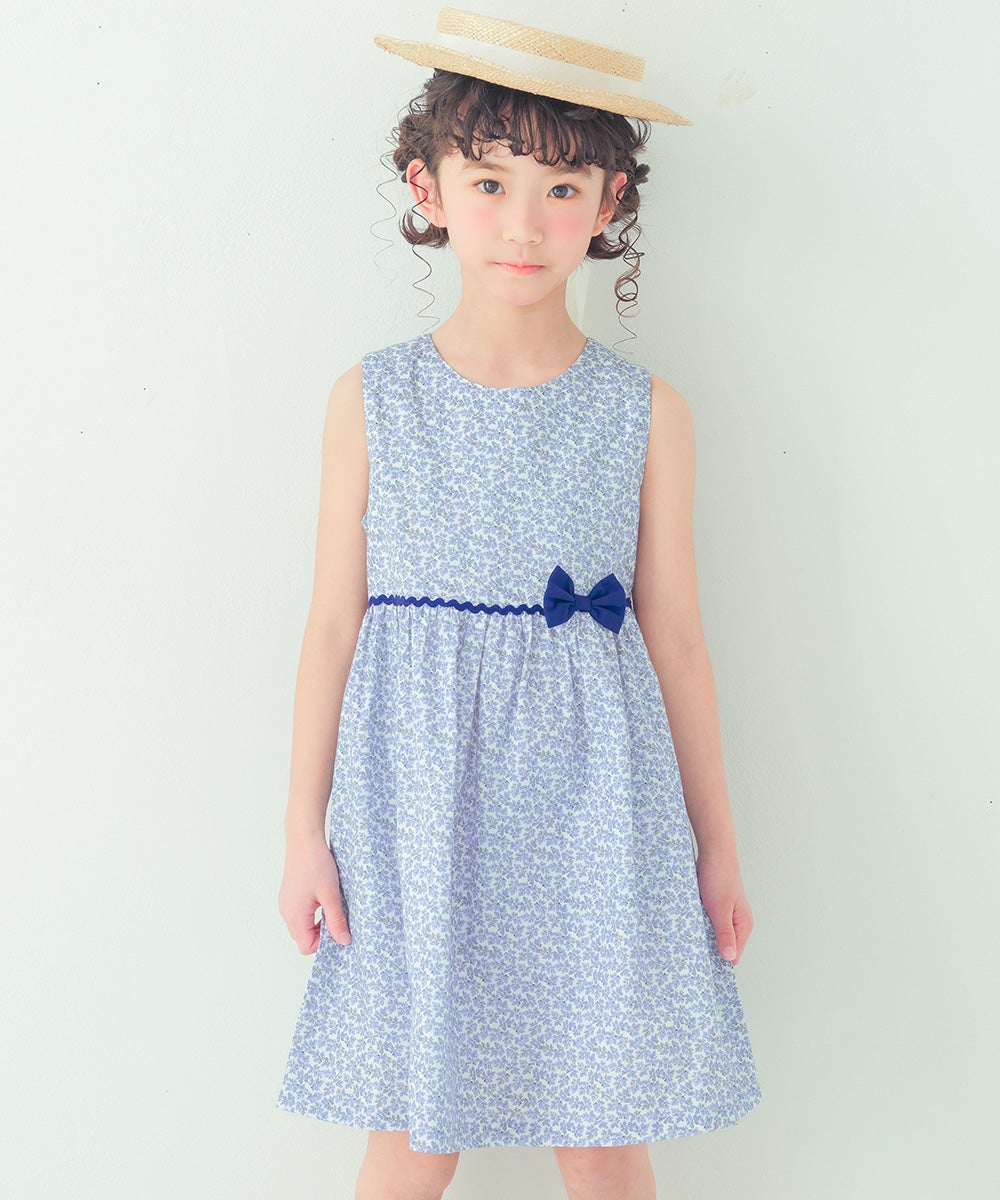 ベビー服 女の子 綿100％ 小花柄 リボン ギャザーワンピース ブルー(61) モデル画像アップ