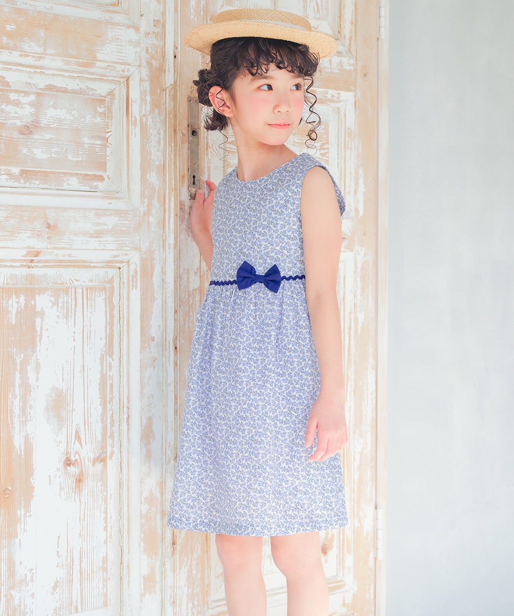 ベビー服 女の子 綿100％ 小花柄 リボン ギャザーワンピース ブルー(61) モデル画像1