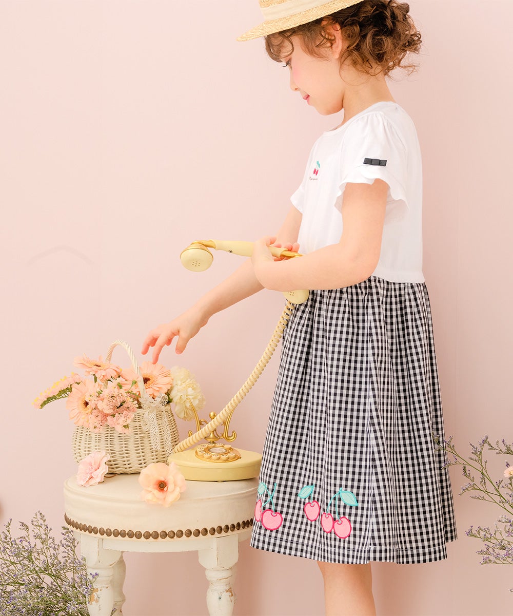 ベビー服 女の子 子ども服 こども キッズチェリー刺? リボン ギンガムチェック柄 ドッキングワンピース ブラック(00) モデル画像全身