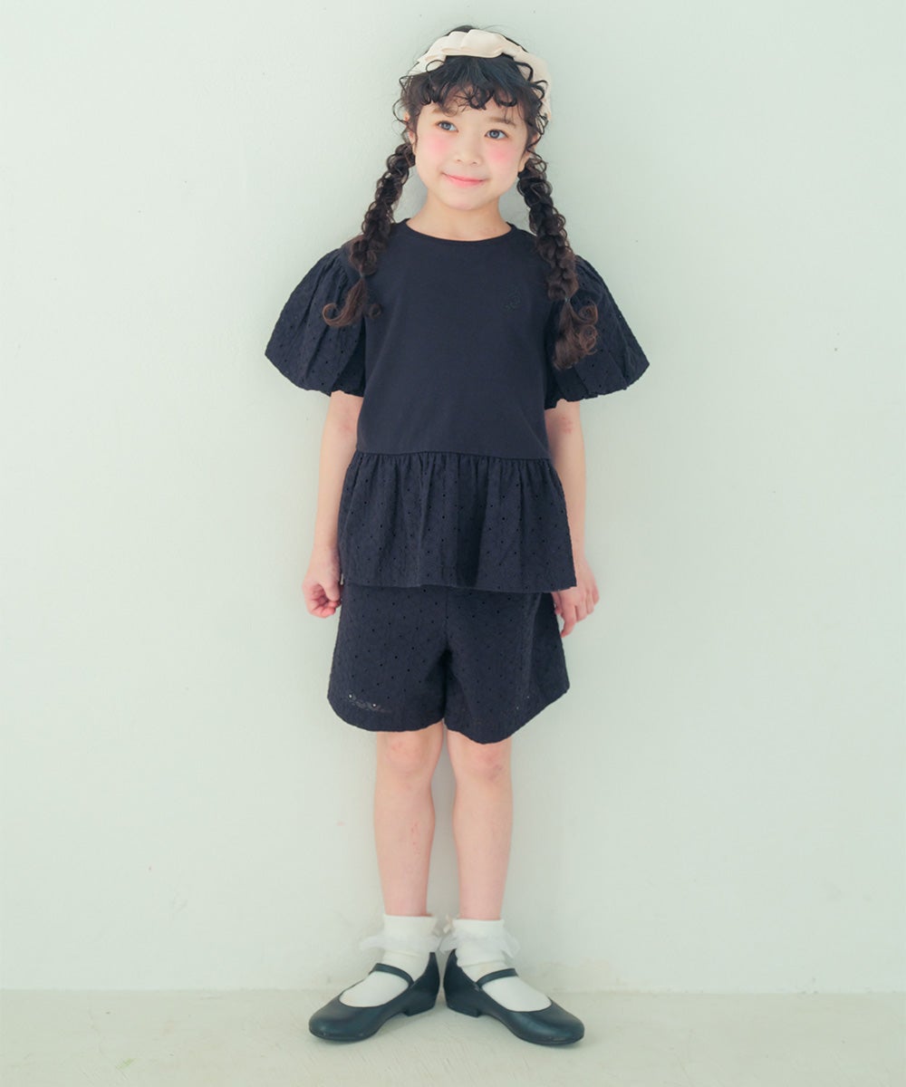 子供服 女の子 花柄 レース リボン 裏地つきショートパンツ ブラック(00) モデル画像全身