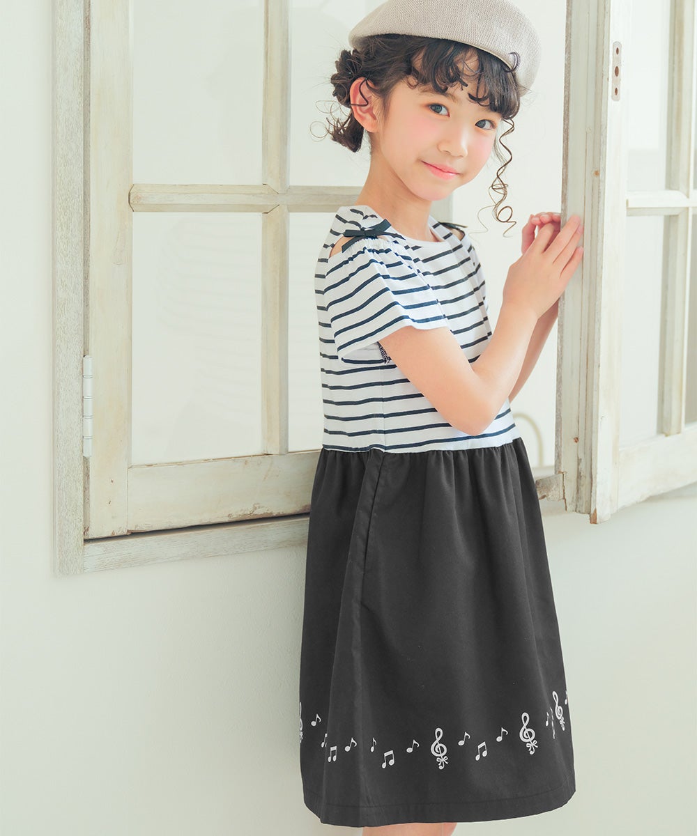 ベビー服 女の子 子ども服 こども服 キッズ ジュニア ボーダー柄 音符プリント 肩あき リボンつき袖 ドッキングワンピース ホワイト×ブラック(10) モデル画像1