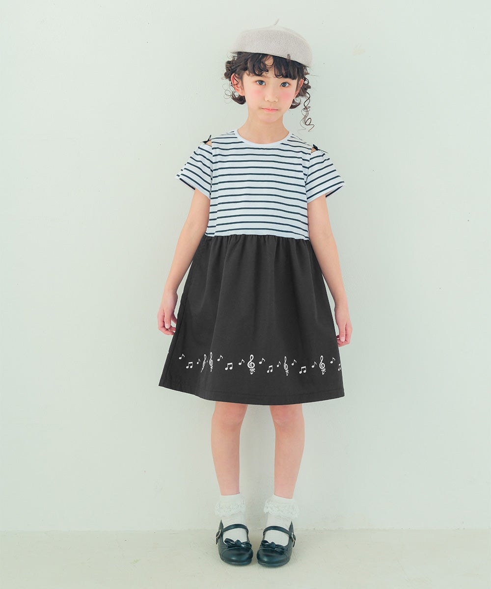 ベビー服 女の子 子ども服 こども服 キッズ ジュニア ボーダー柄 音符プリント 肩あき リボンつき袖 ドッキングワンピース ホワイト×ブラック(10) モデル画像2