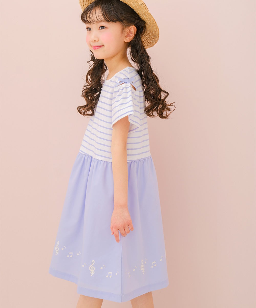 ベビー服 女の子 子ども服 こども服 キッズ ジュニア ボーダー柄 音符プリント 肩あき リボンつき袖 ドッキングワンピース ブルー(61) モデル画像全身