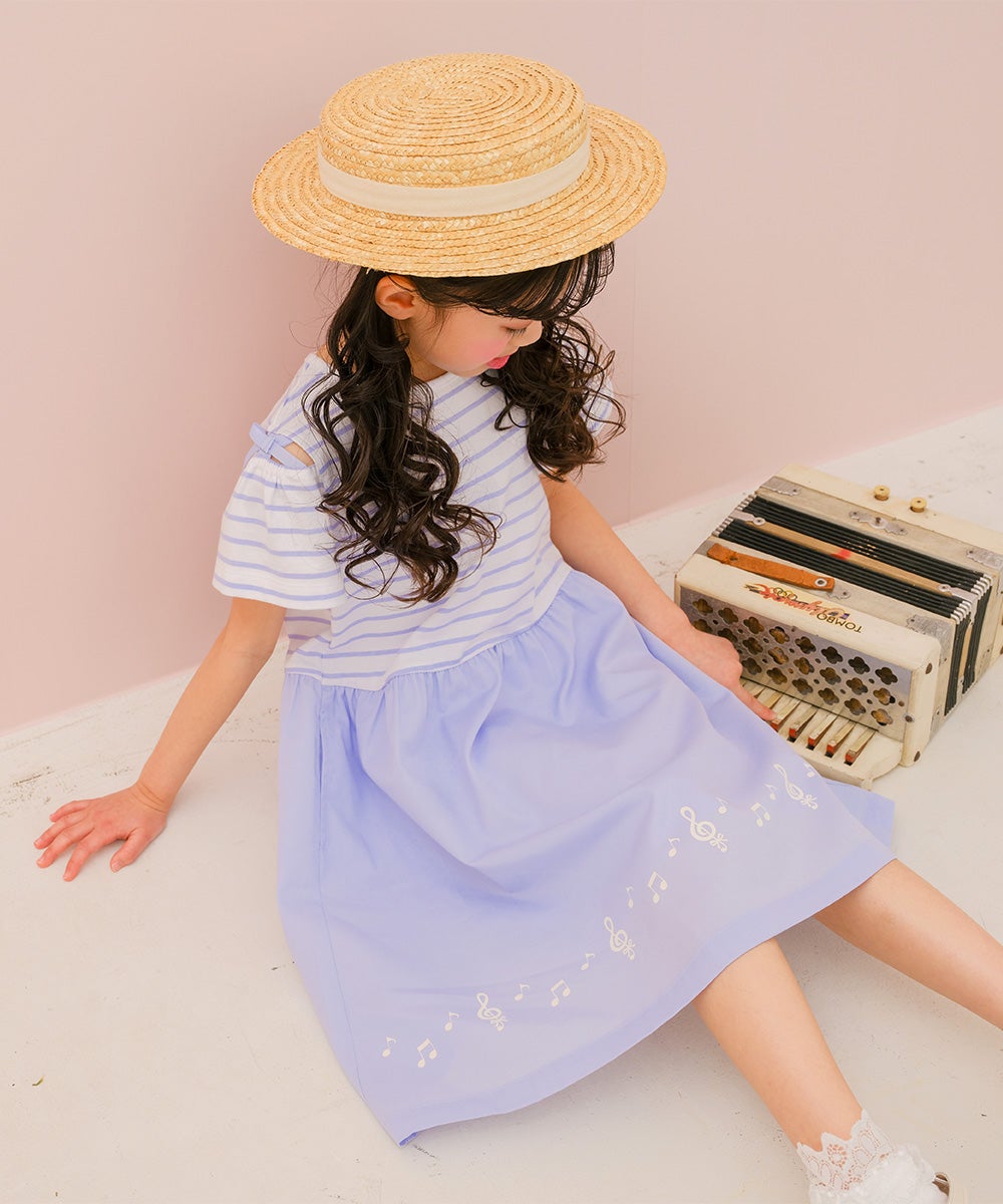 ベビー服 女の子 子ども服 こども服 キッズ ジュニア ボーダー柄 音符プリント 肩あき リボンつき袖 ドッキングワンピース ブルー(61) モデル画像1