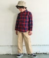 子供服 男の子 綿100％ タータンチェック柄 ロゴ刺繍 襟付きシャツ ネイビー(06) モデル画像全身