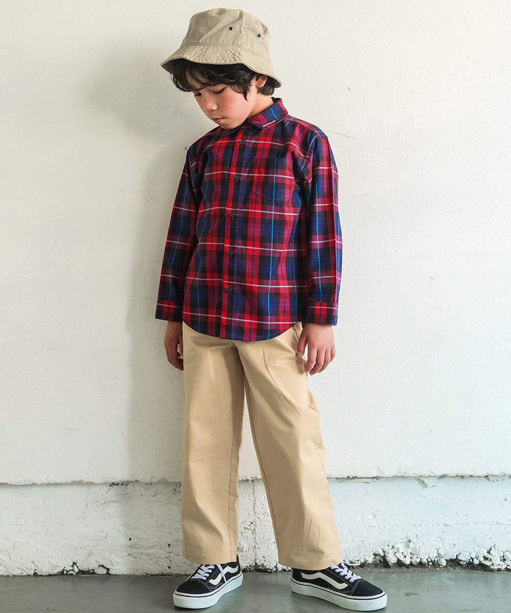 子供服 男の子 綿100％ タータンチェック柄 ロゴ刺繍 襟付きシャツ ネイビー(06) モデル画像全身