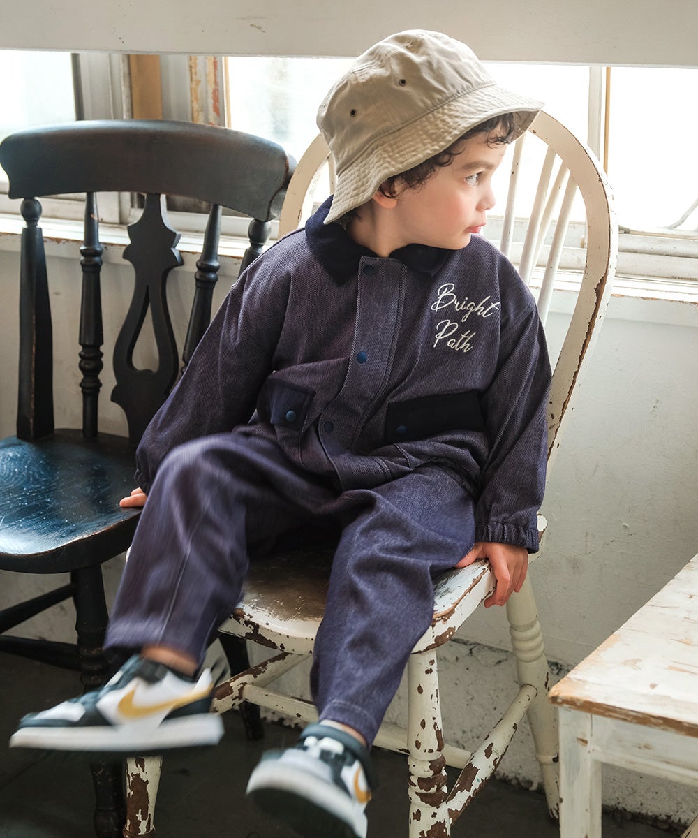 ベビー服 男の子 子ども服 こども 男女兼用 デニムニット ロゴ刺繍 ポケット 襟付き ブルゾン ネイビー(06) モデル画像全身