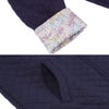 ベビー服 女の子 音符刺繍 花柄切替え 襟つき キルトニットジャケット ネイビー(06) デザインポイント2
