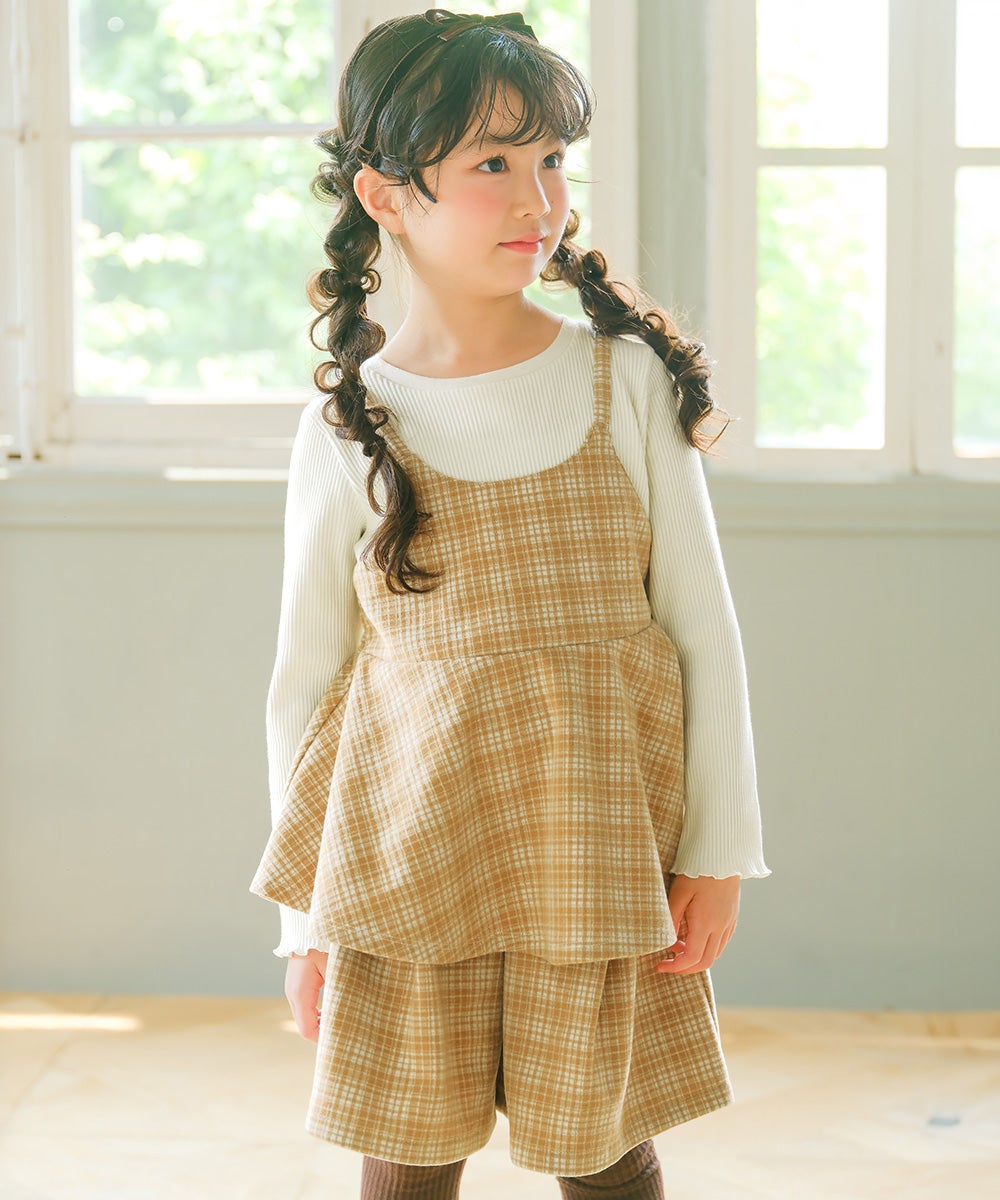 子供服 女の子 チェック柄 タック キュロットパンツ ベージュ(51) モデル画像アップ