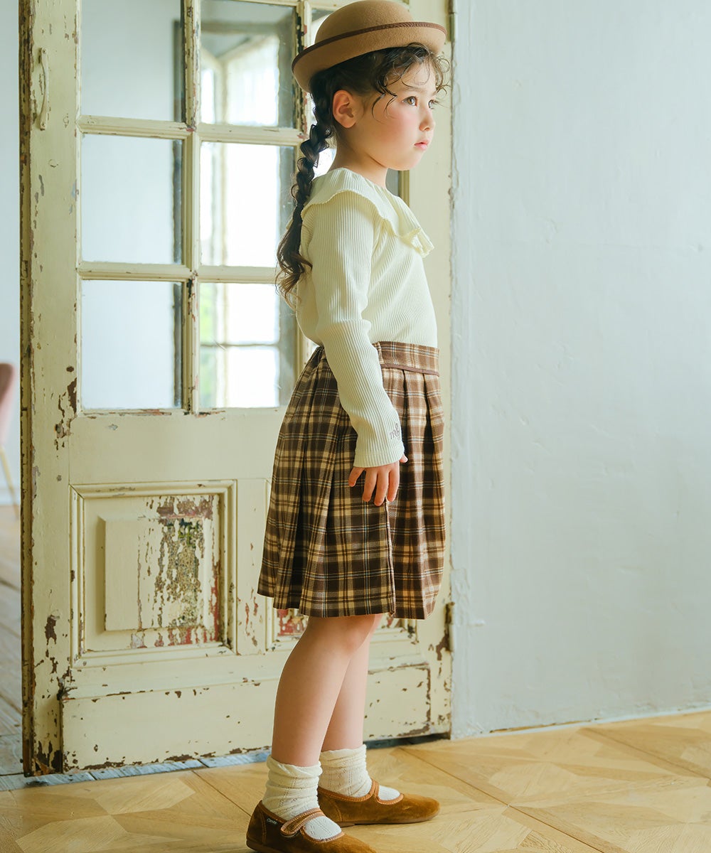 子供服 女の子 フリル 襟つき 音符 刺繍 リブカットソー オフホワイト(11) モデル画像全身