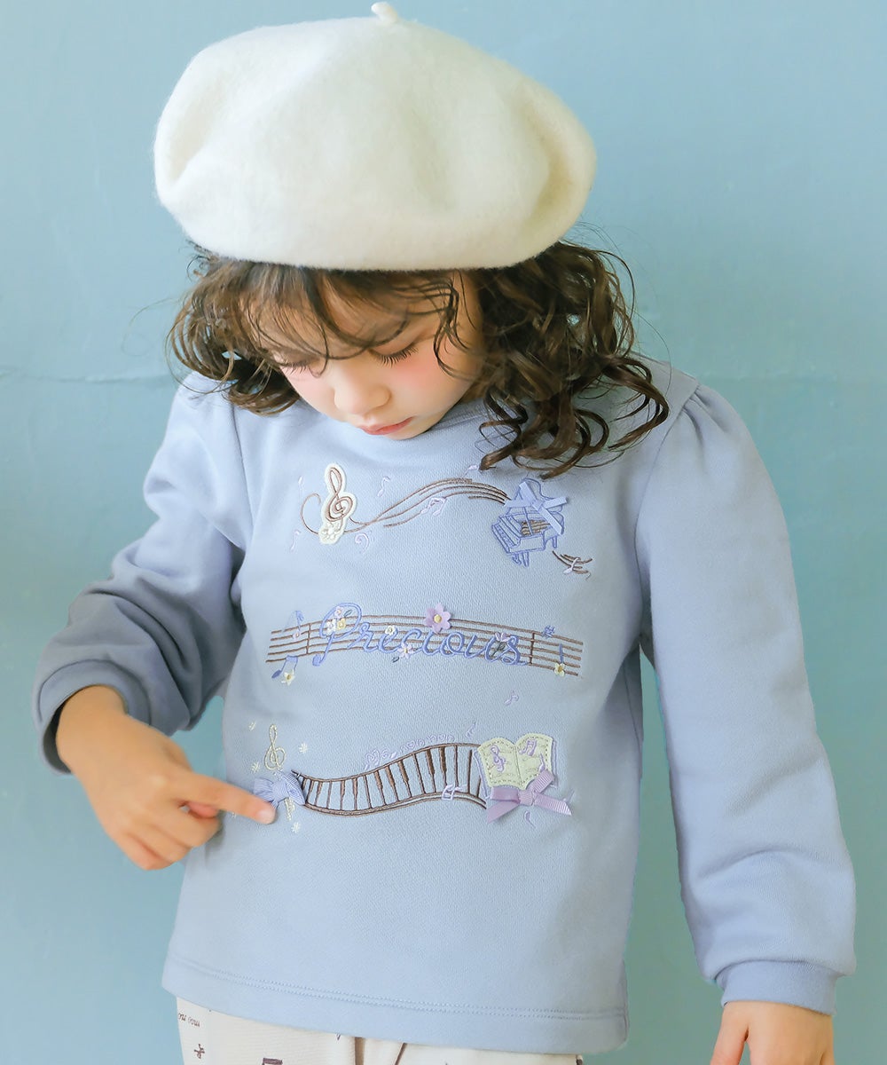 ベビー服 女の子 音符 刺繍 五線譜モチーフ リボン トレーナー ブルー(61) モデル画像アップ