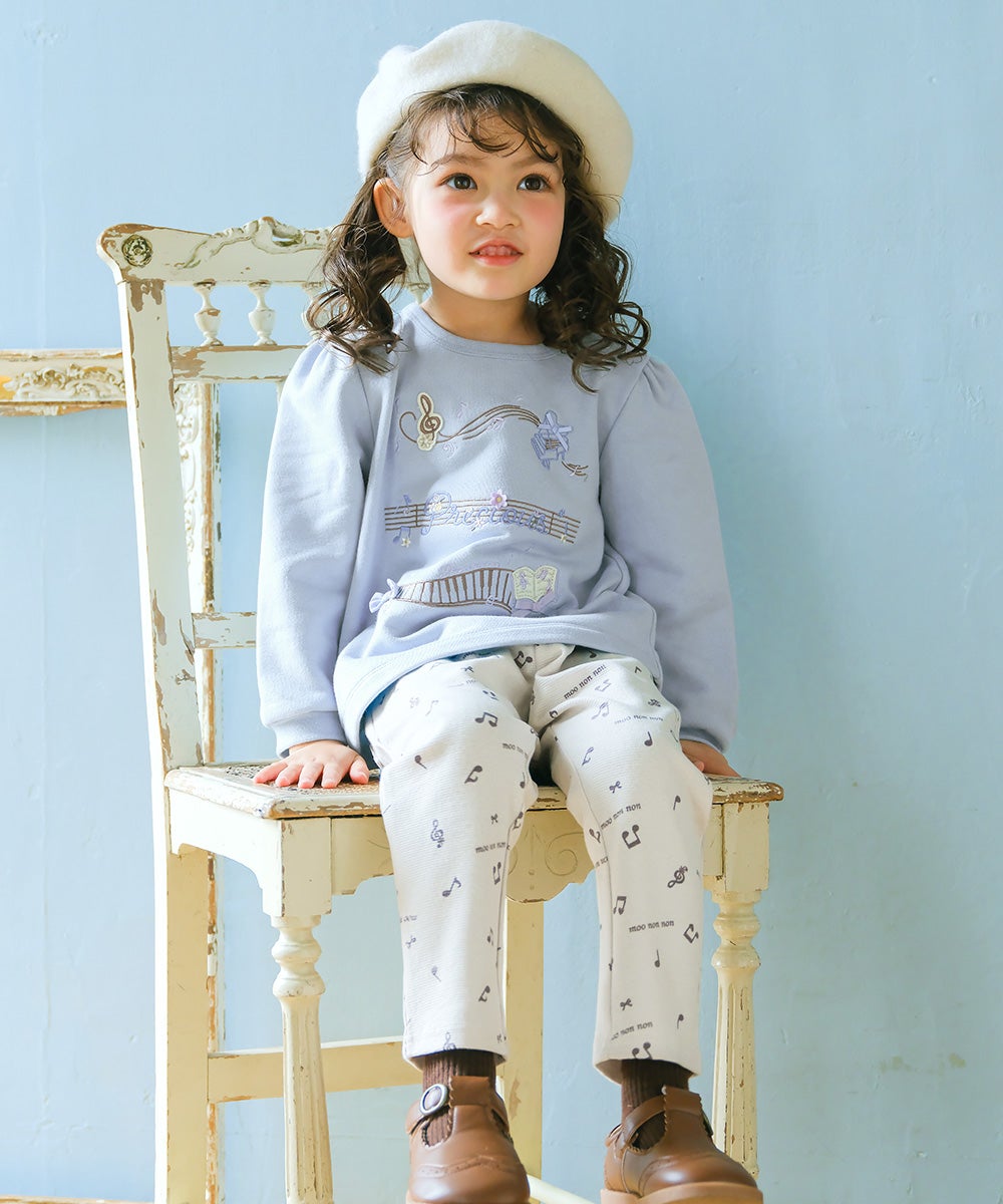 ベビー服 女の子 音符 刺繍 五線譜モチーフ リボン トレーナー ブルー(61) モデル画像全身