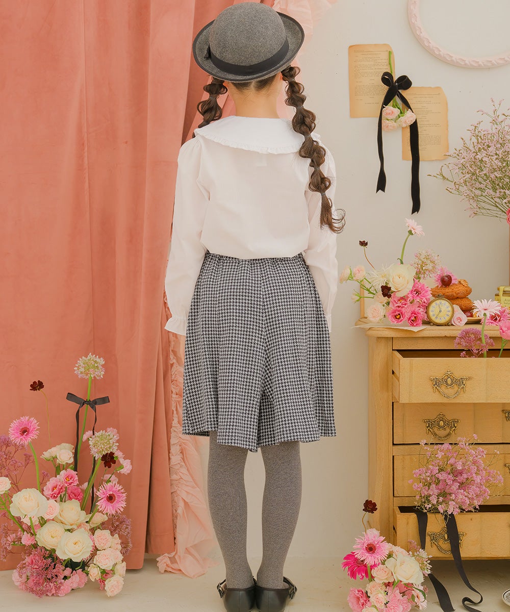子供服 女の子 フリル 襟つき ブラウス オフホワイト(11) モデル画像全身