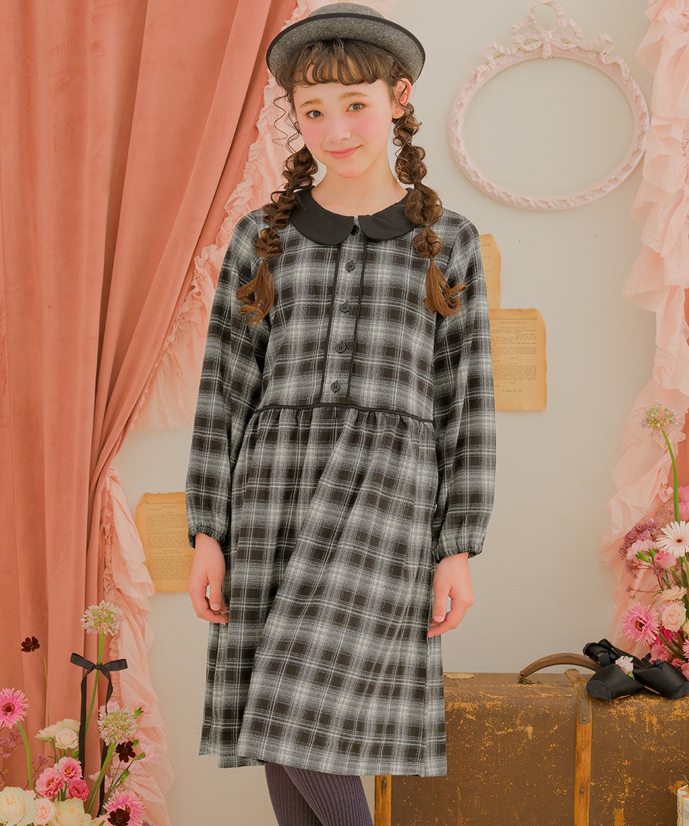 子供服 女の子 チェック柄 襟付き ボタン開き ギャザーワンピース ブラック(00) モデル画像アップ