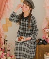子供服 女の子 チェック柄 襟付き ボタン開き ギャザーワンピース ブラック(00) モデル画像1