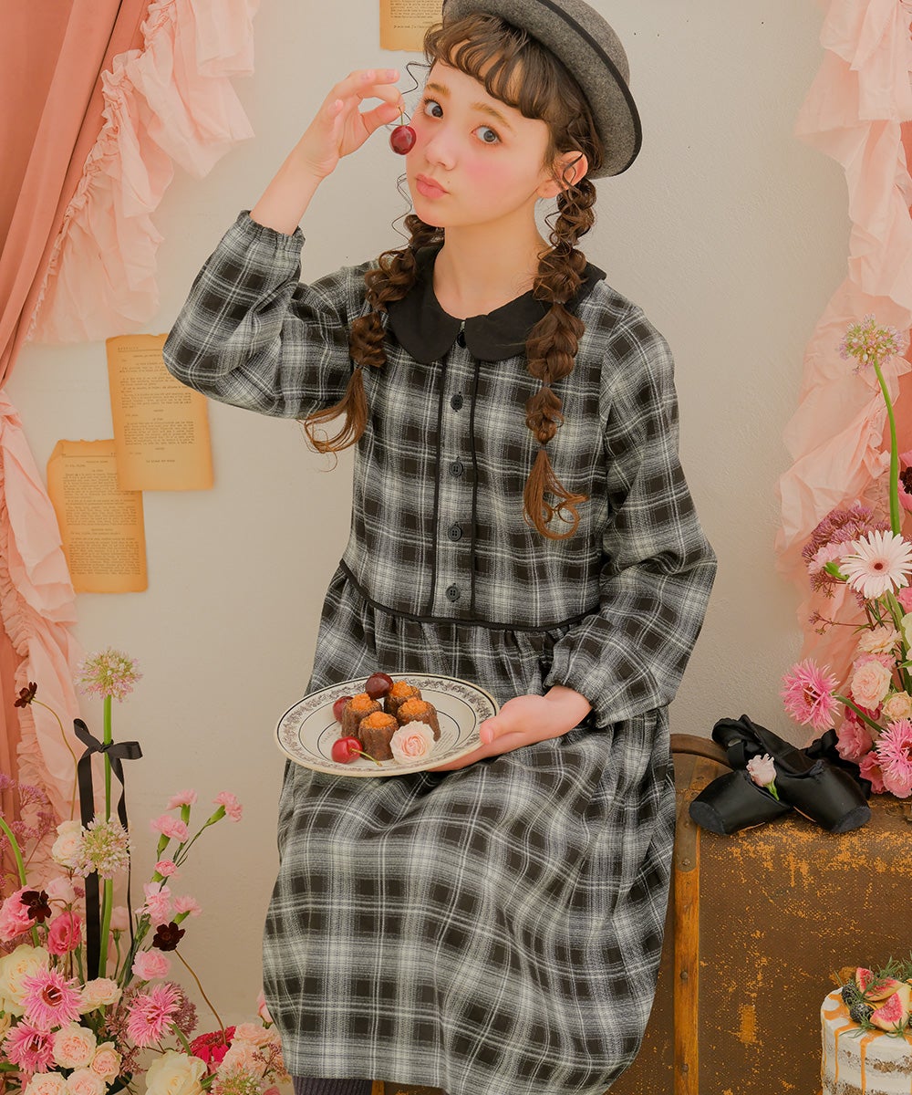 子供服 女の子 チェック柄 襟付き ボタン開き ギャザーワンピース ブラック(00) モデル画像1