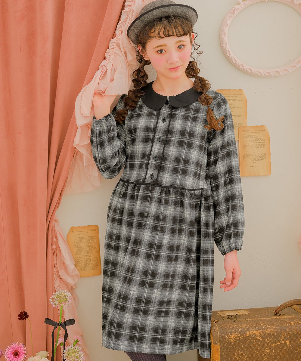 子供服 女の子 チェック柄 襟付き ボタン開き ギャザーワンピース ブラック(00) モデル画像2