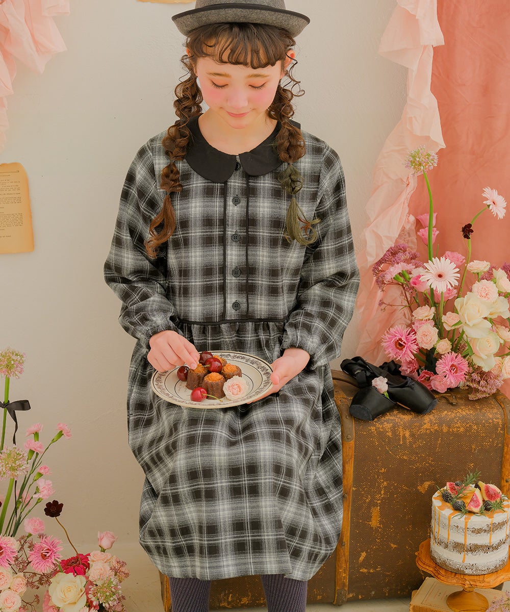 子供服 女の子 チェック柄 襟付き ボタン開き ギャザーワンピース ブラック(00) モデル画像3