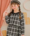 子供服 女の子 チェック柄 襟付き ボタン開き ギャザーワンピース ブラック(00) モデル画像4