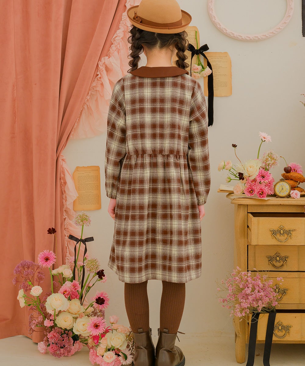子供服 女の子 チェック柄 襟付き ボタン開き ギャザーワンピース エンジ(31) モデル画像全身