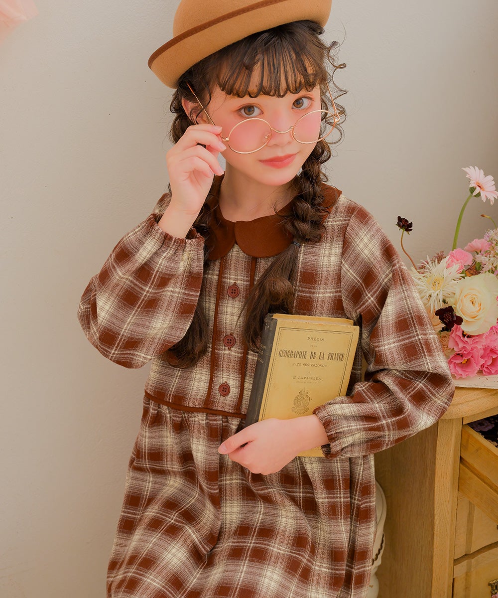 子供服 女の子 チェック柄 襟付き ボタン開き ギャザーワンピース エンジ(31) モデル画像1