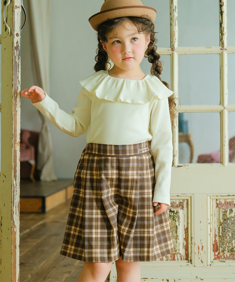 子供服 女の子 オリジナルロゴ刺繍 チェック柄 タックキュロットパンツ ブラウン(05) モデル画像アップ