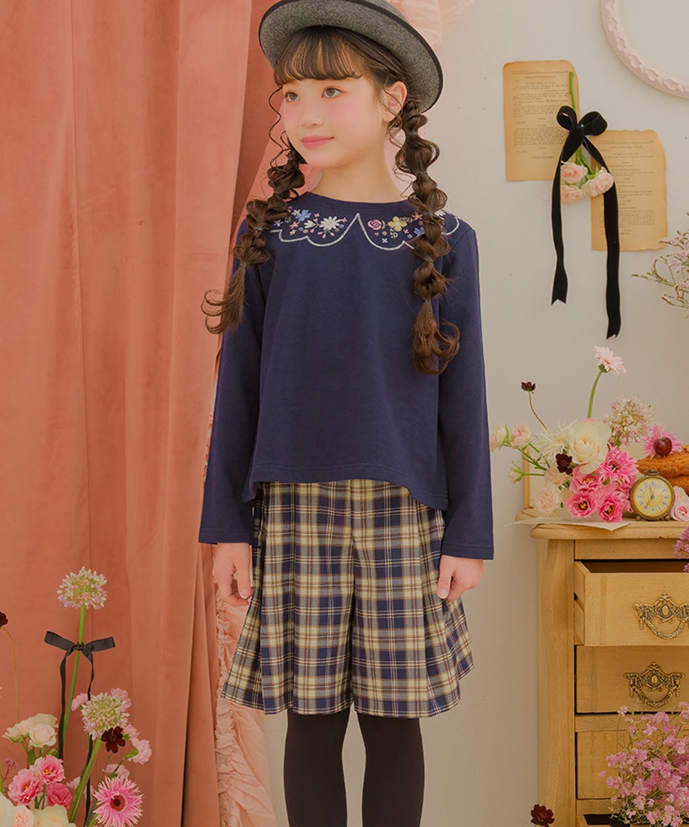 子供服 女の子 オリジナルロゴ刺繍 チェック柄 タックキュロットパンツ ネイビー(06) モデル画像アップ