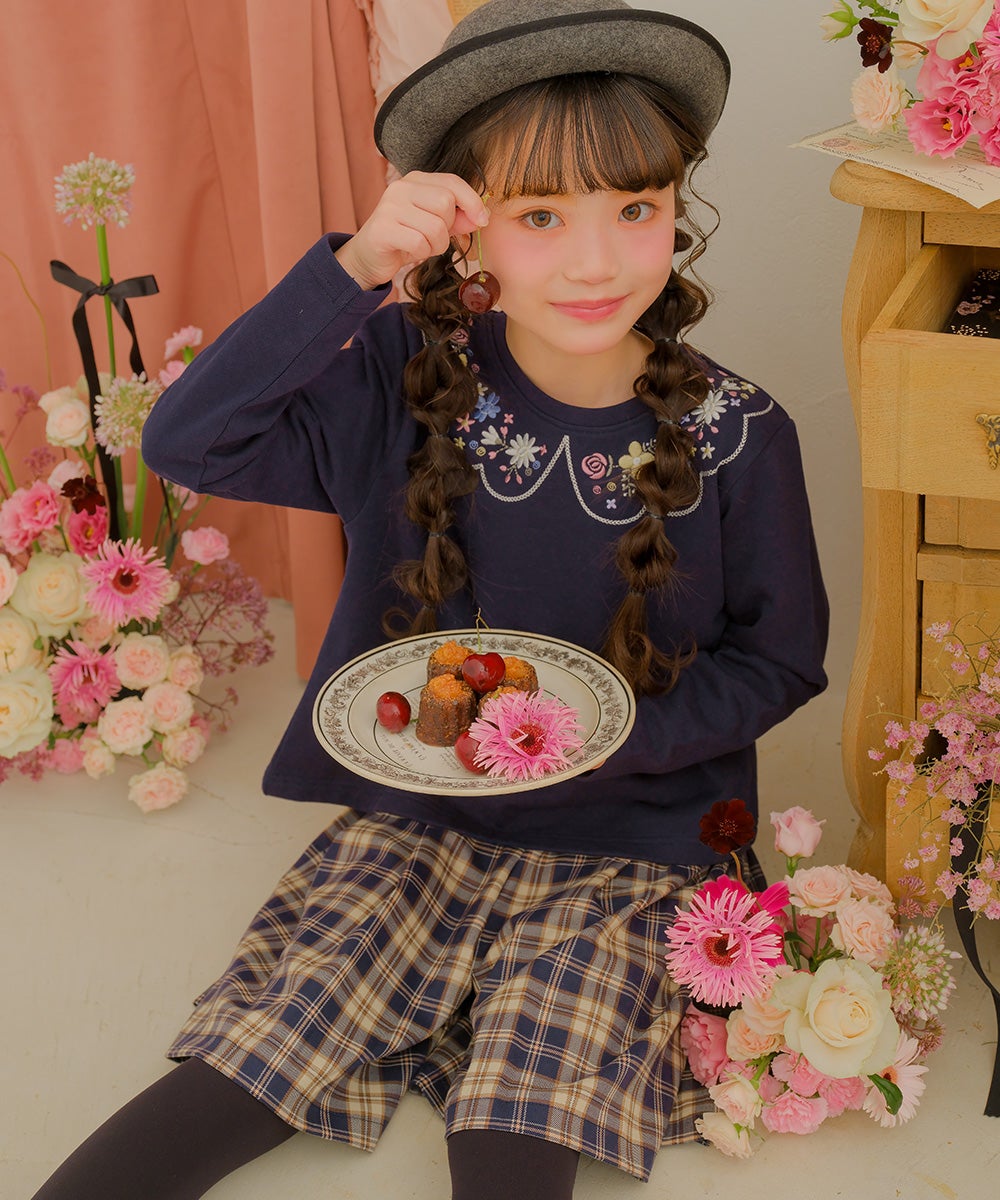 子供服 女の子 オリジナルロゴ刺繍 チェック柄 タックキュロットパンツ ネイビー(06) モデル画像全身