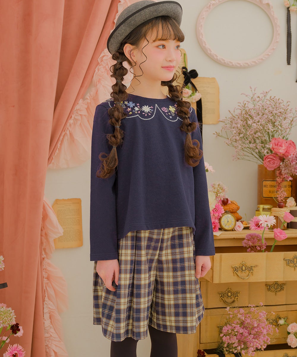 子供服 女の子 オリジナルロゴ刺繍 チェック柄 タックキュロットパンツ ネイビー(06) モデル画像2