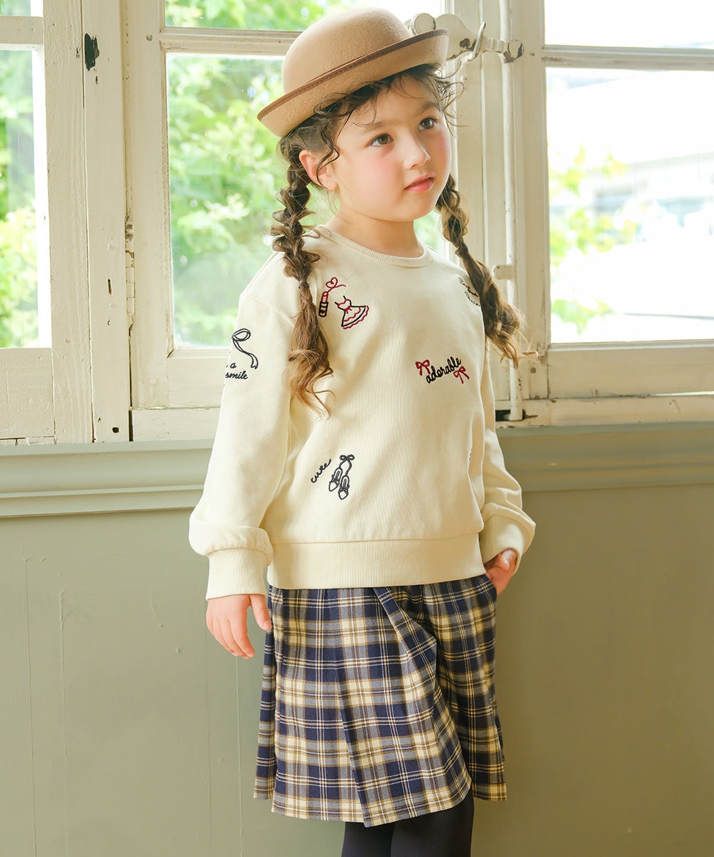 子供服 女の子 オリジナルロゴ刺繍 チェック柄 タックキュロットパンツ ネイビー(06) モデル画像4