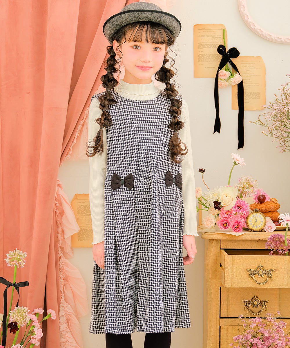子供服 女の子 千鳥柄 リボンつき タックワンピース ホワイト×ブラック(10) モデル画像アップ