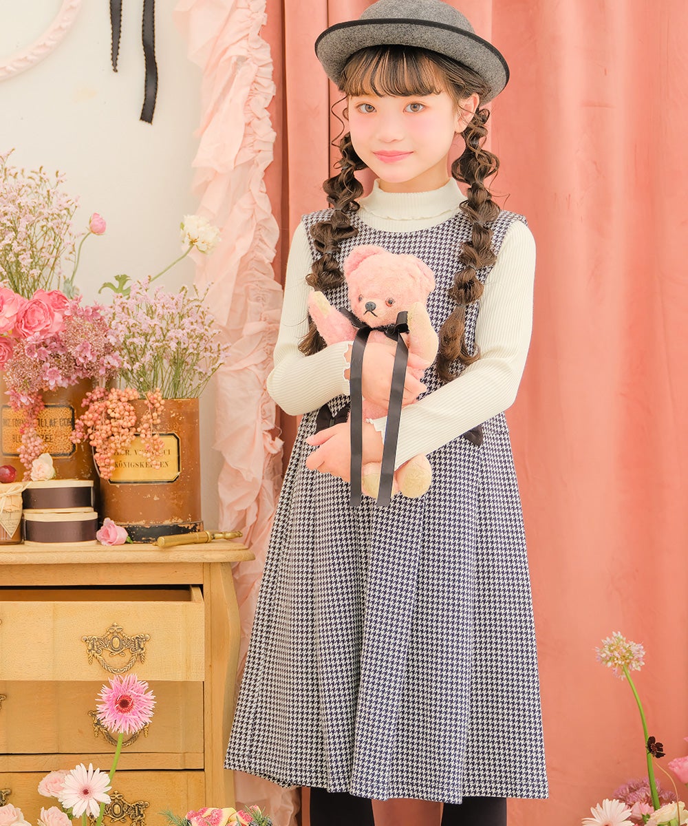 子供服 女の子 千鳥柄 リボンつき タックワンピース ホワイト×ブラック(10) モデル画像全身