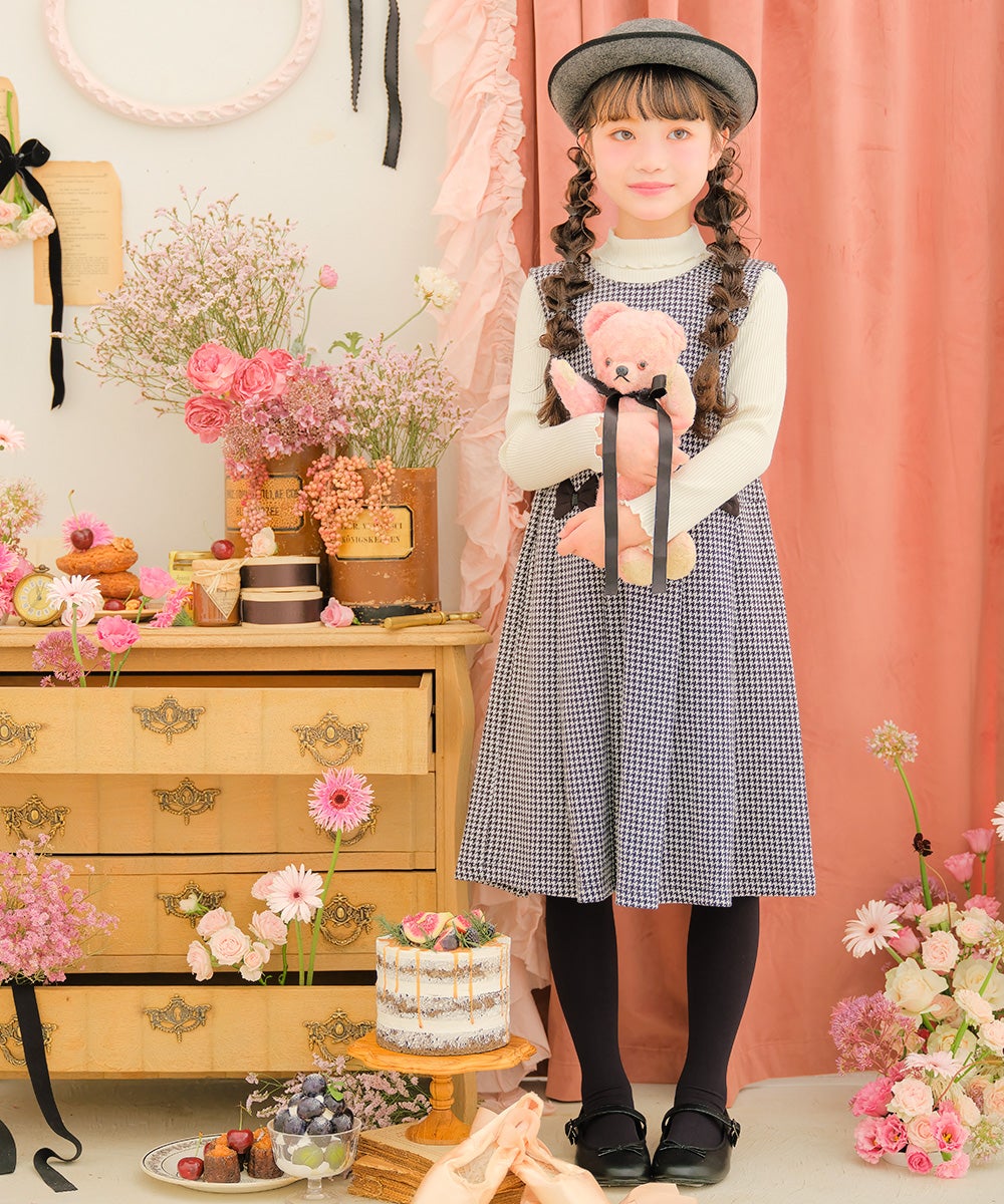 子供服 女の子 千鳥柄 リボンつき タックワンピース ホワイト×ブラック(10) モデル画像2