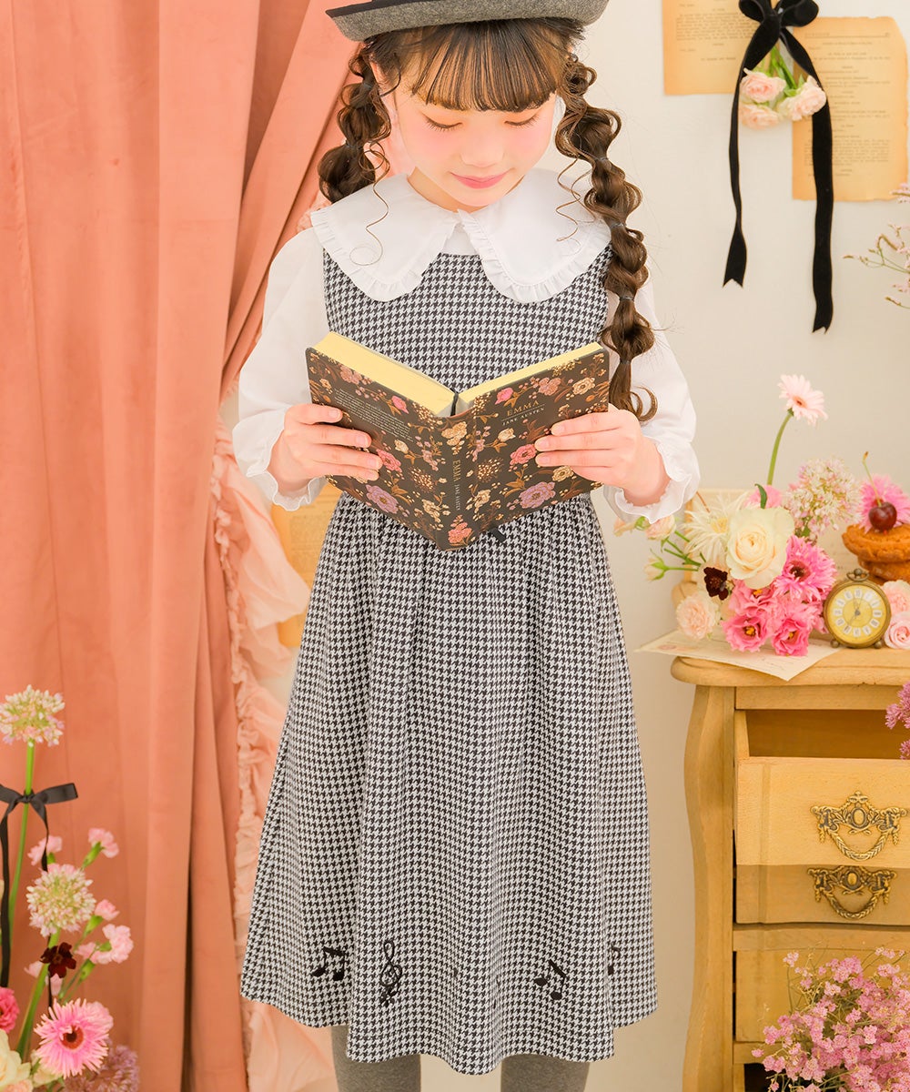 子供服 女の子 千鳥柄 音符刺繍 ギャザーワンピース ホワイト×ブラック(10) モデル画像アップ