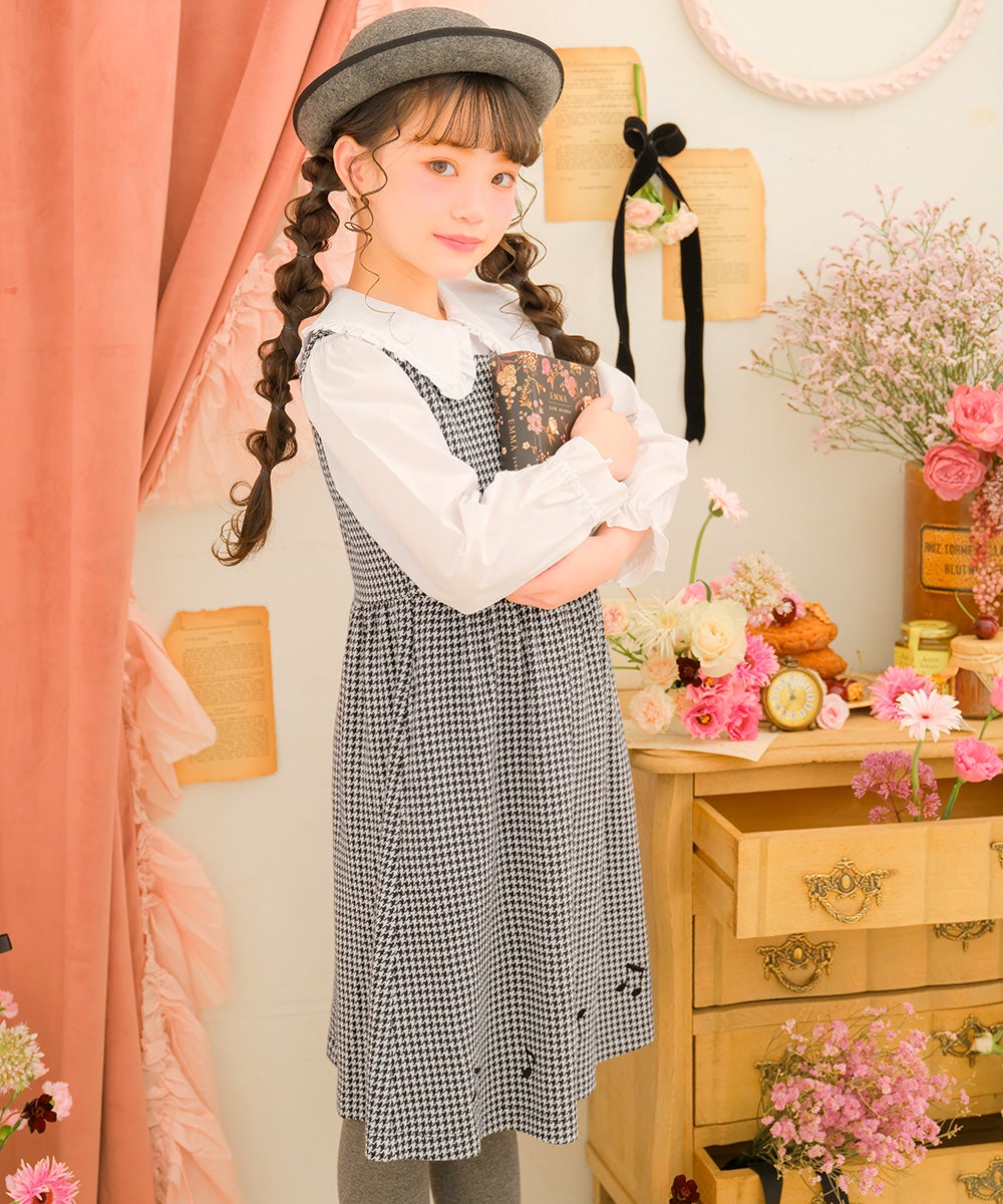 子供服 女の子 千鳥柄 音符刺繍 ギャザーワンピース ホワイト×ブラック(10) モデル画像全身