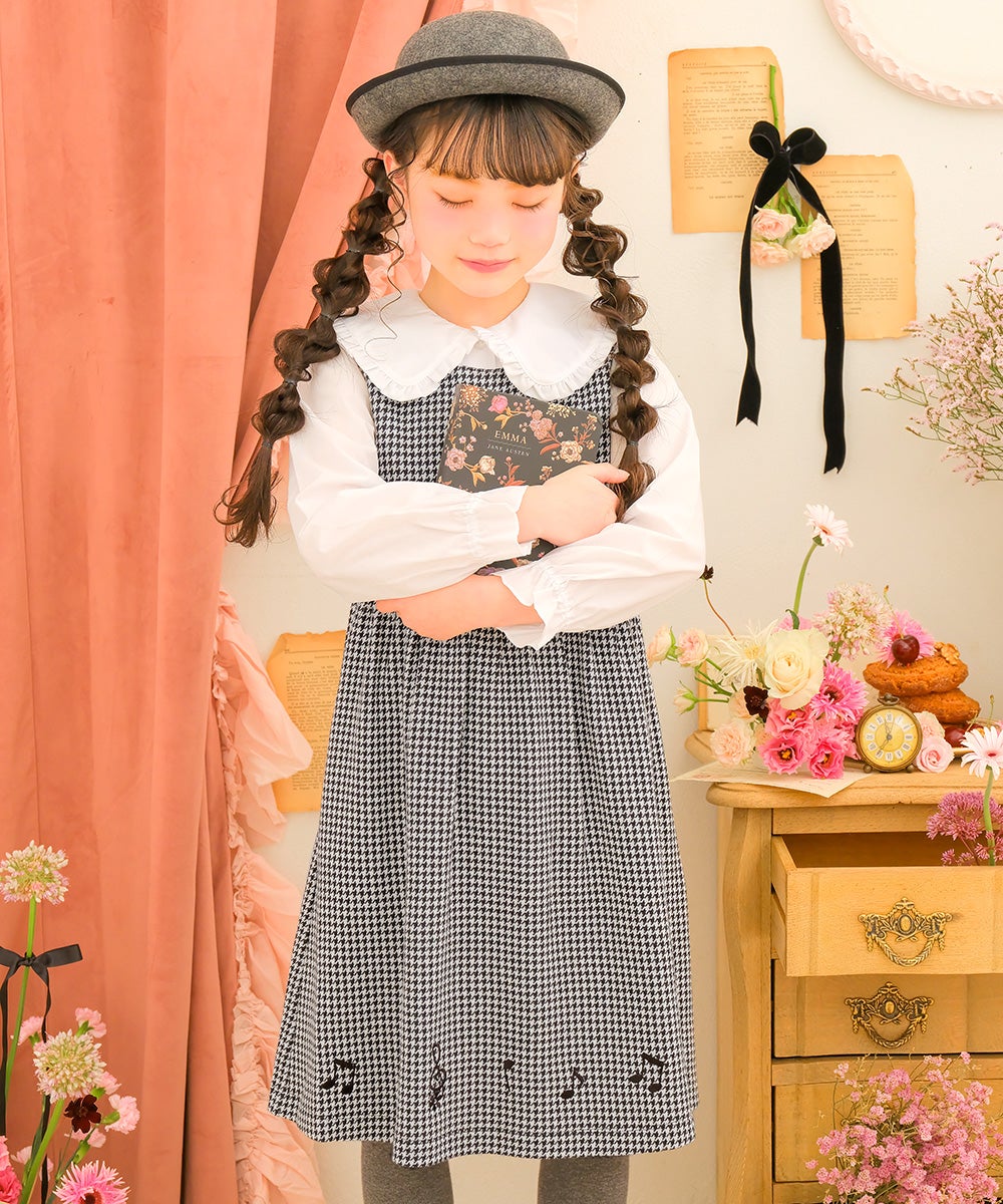 子供服 女の子 千鳥柄 音符刺繍 ギャザーワンピース ホワイト×ブラック(10) モデル画像1