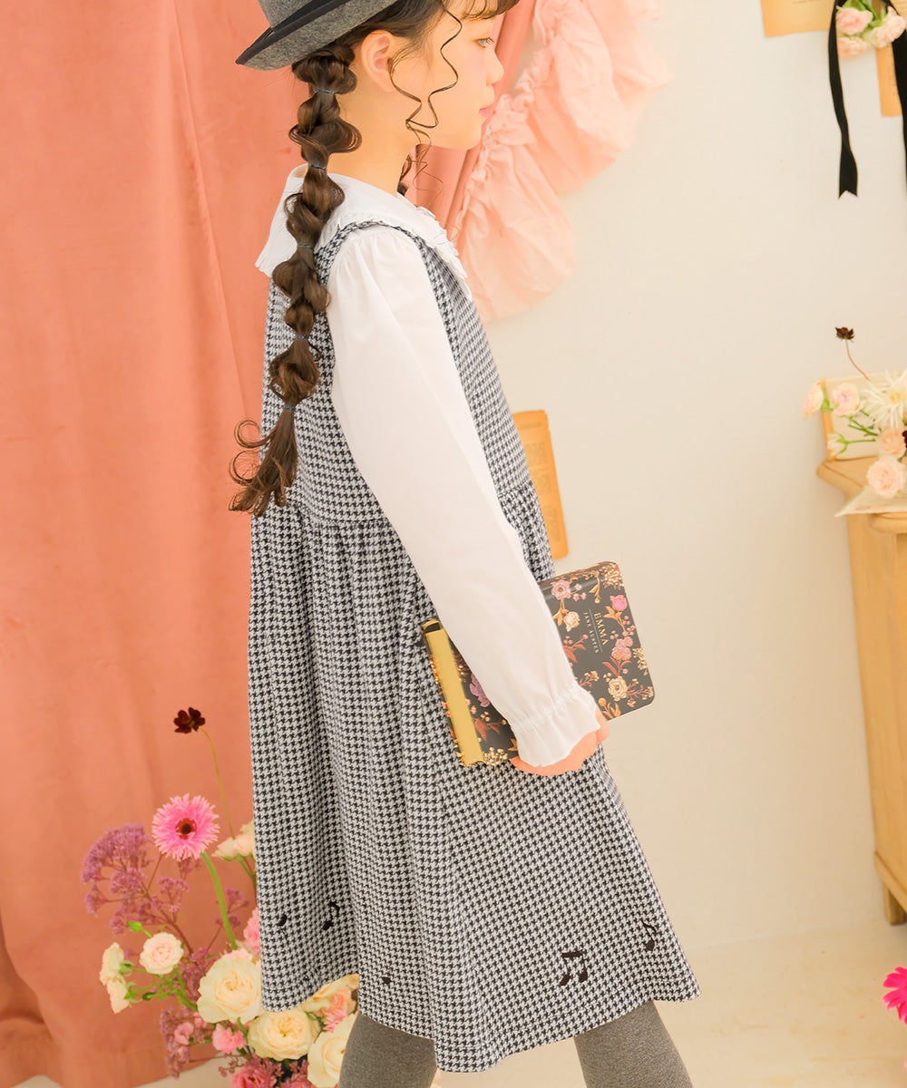 子供服 女の子 千鳥柄 音符刺繍 ギャザーワンピース ホワイト×ブラック(10) モデル画像2