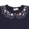 ベビー服 女の子 お花 花柄 刺繍 バックリボンつき 裏毛トレーナー ネイビー(06) デザインポイント1