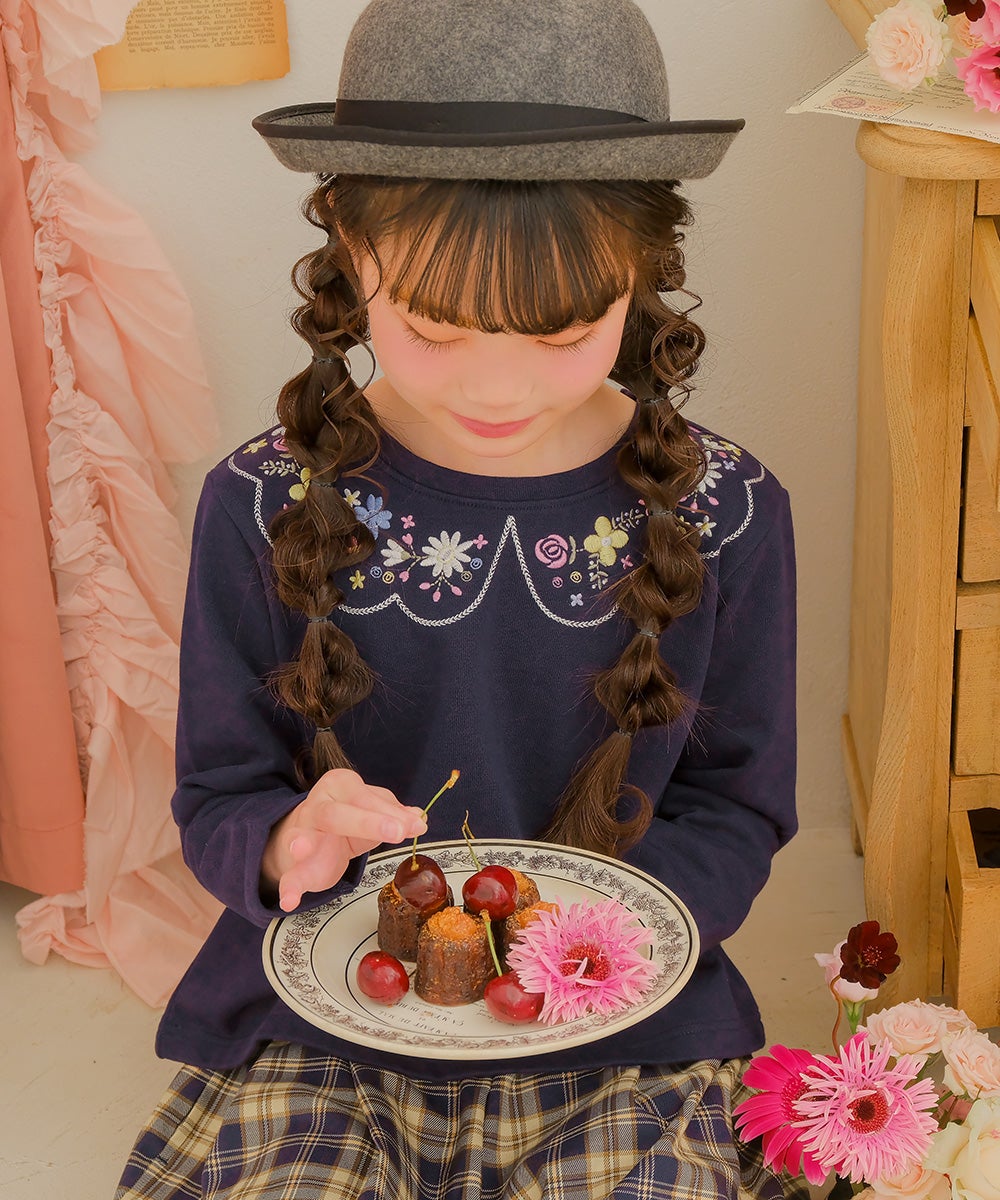 ベビー服 女の子 お花 花柄 刺繍 バックリボンつき 裏毛トレーナー ネイビー(06) モデル画像アップ