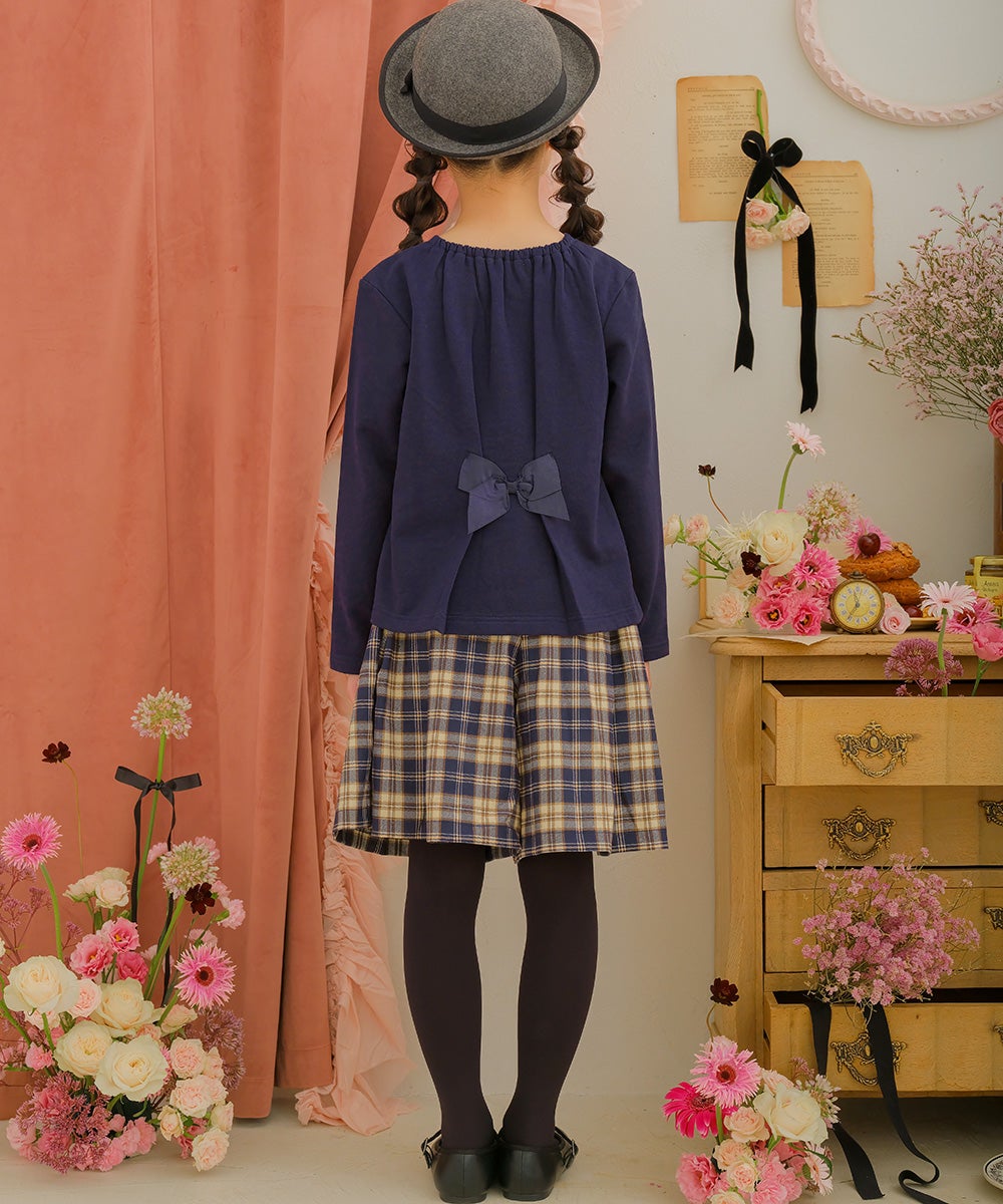 ベビー服 女の子 お花 花柄 刺繍 バックリボンつき 裏毛トレーナー ネイビー(06) モデル画像全身