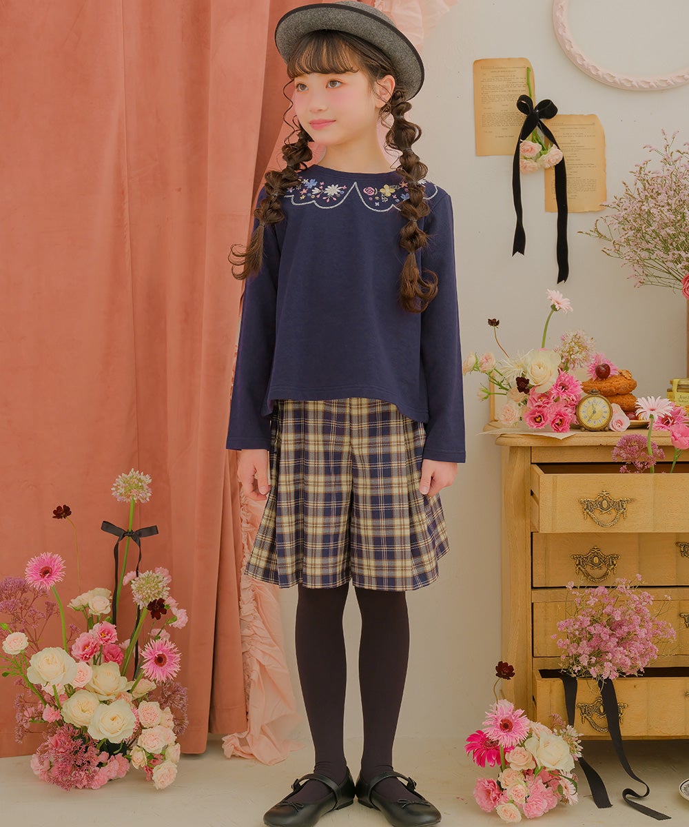 ベビー服 女の子 お花 花柄 刺繍 バックリボンつき 裏毛トレーナー ネイビー(06) モデル画像1