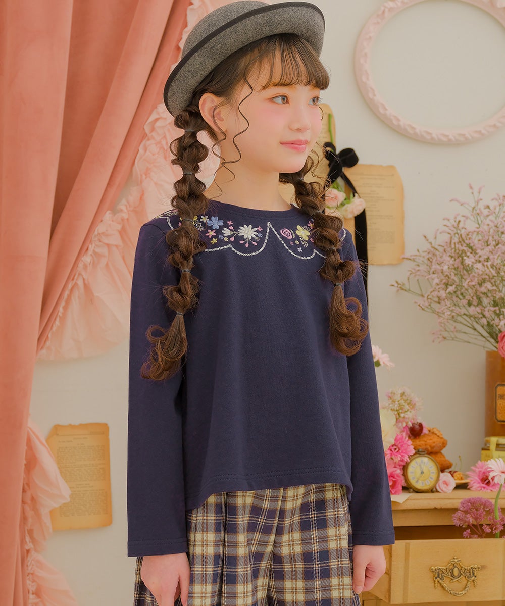 ベビー服 女の子 お花 花柄 刺繍 バックリボンつき 裏毛トレーナー ネイビー(06) モデル画像2