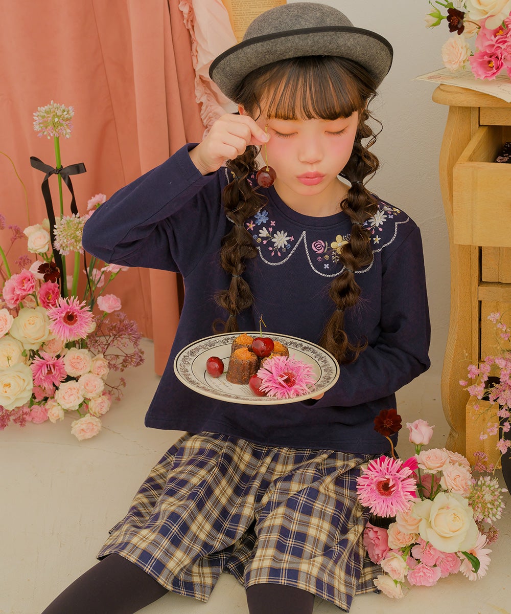 ベビー服 女の子 お花 花柄 刺繍 バックリボンつき 裏毛トレーナー ネイビー(06) モデル画像4